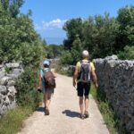 Griet en Anri wandelen op eiland Olib