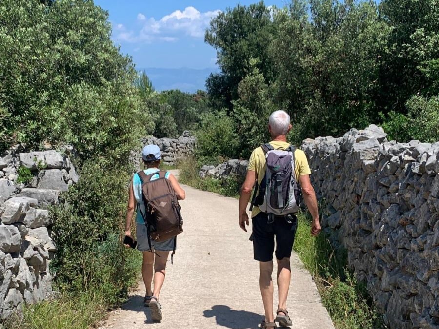 Griet en Anri wandelen op eiland Olib